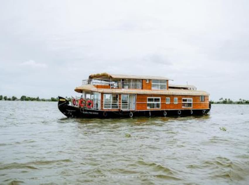 Book Dreams Spectrum Luxury houseboat in Alappuzha