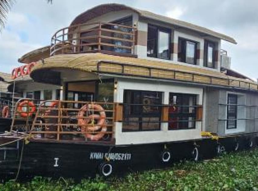 Dreams Spectrum Luxury houseboat - Image 2