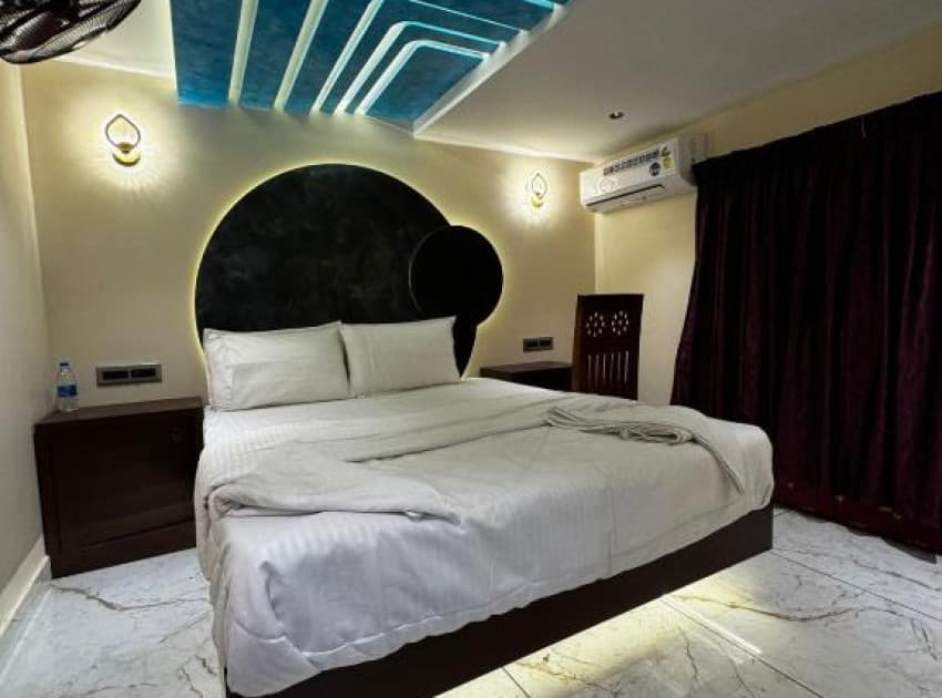 Dreams Spectrum Luxury houseboat - Image 4
