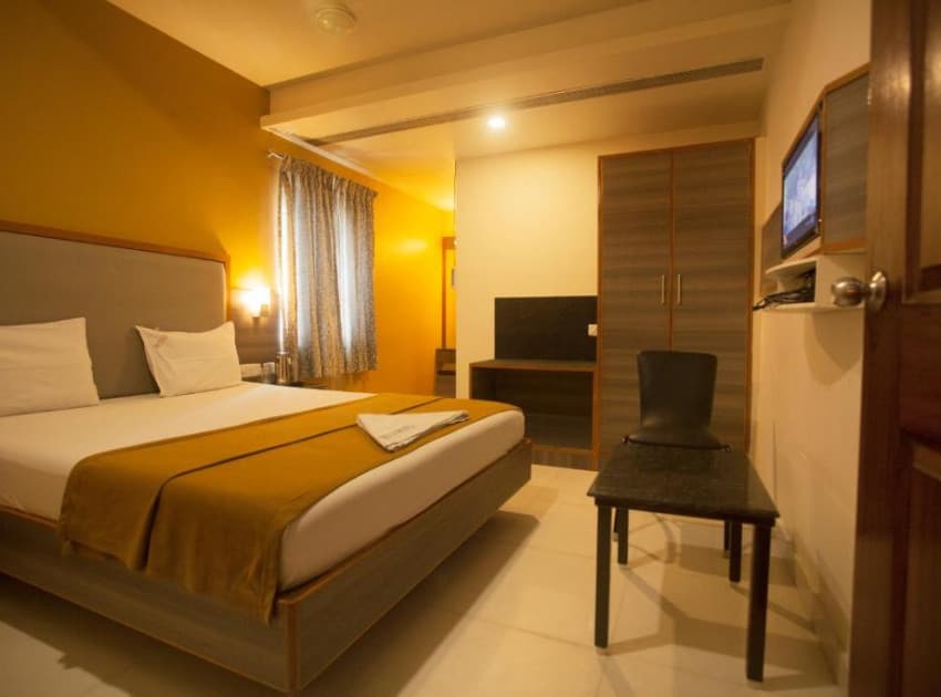 Book Standard Single AC room in Madurai