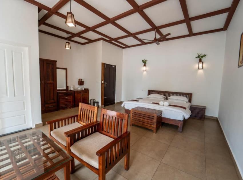 Book king room with balcony room in Thekkady