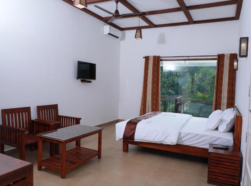 Book king room with balcony room in Thekkady