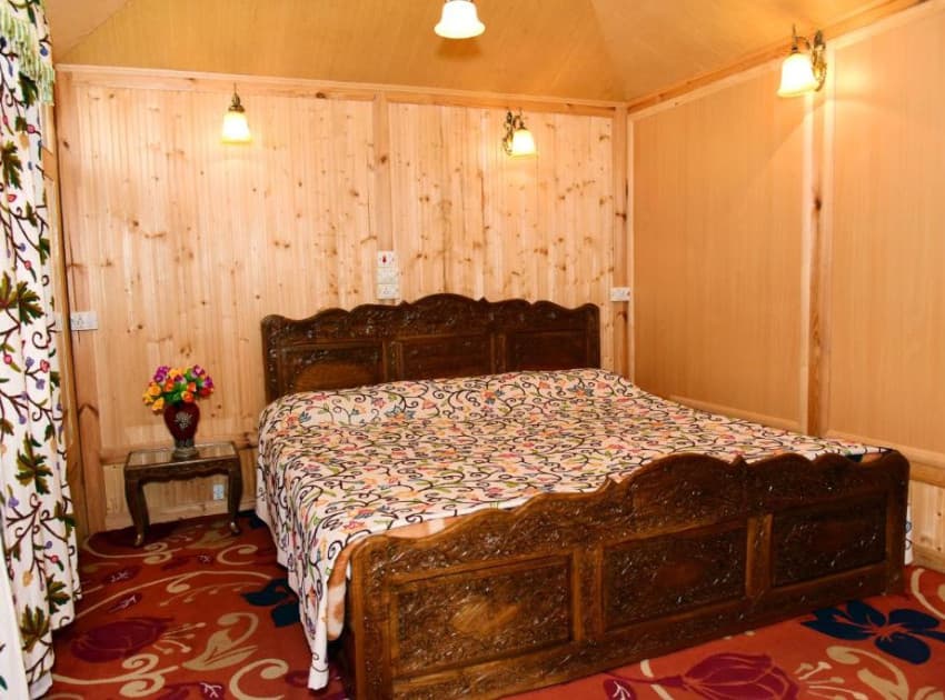 White House Group Of Houseboats Srinagar - Image 3