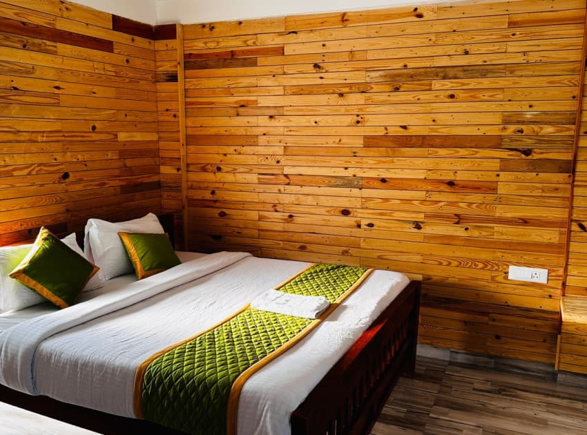 Book Wooden Room room in Kodaikanal