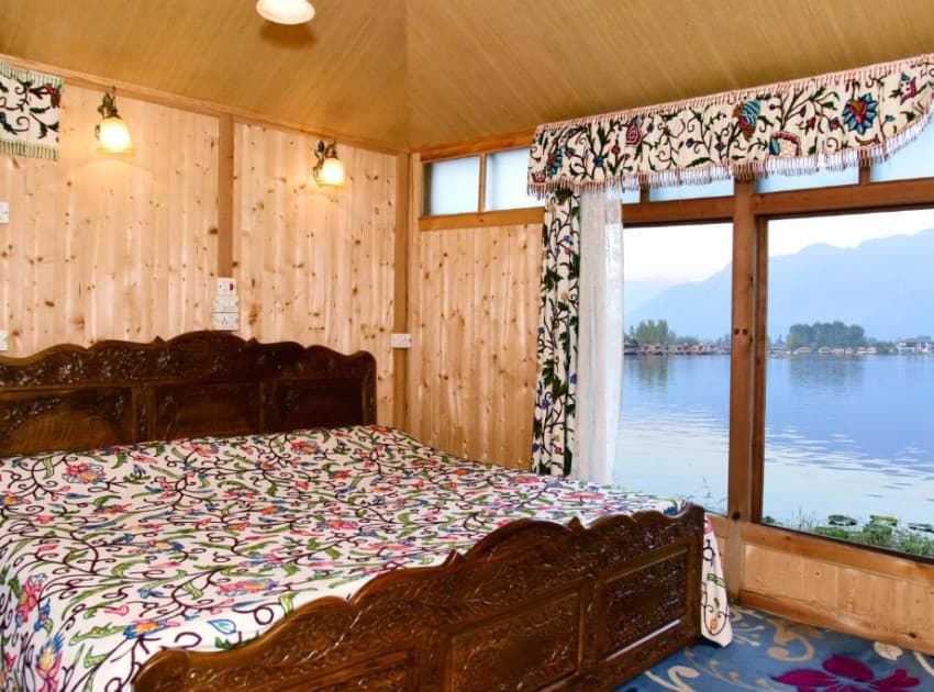 Book Deluxe Double Room room in Srinagar