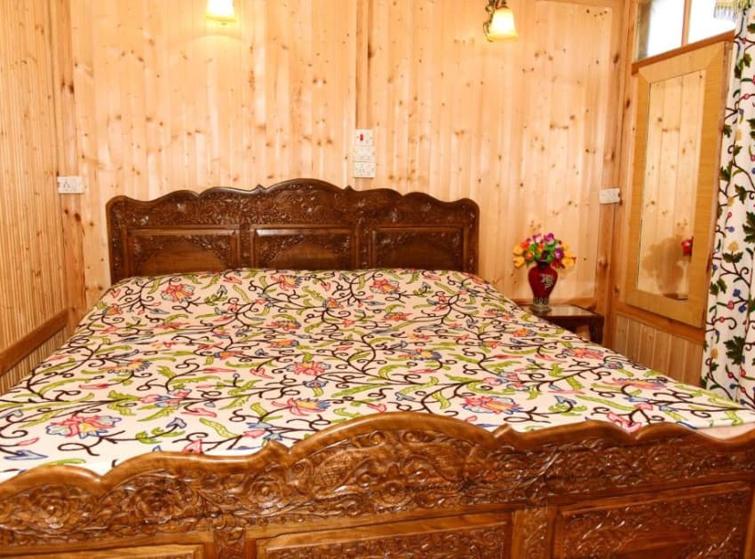 Book Deluxe Double Room room in Srinagar