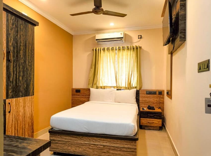 Book Standard Single Room room in Thrissur